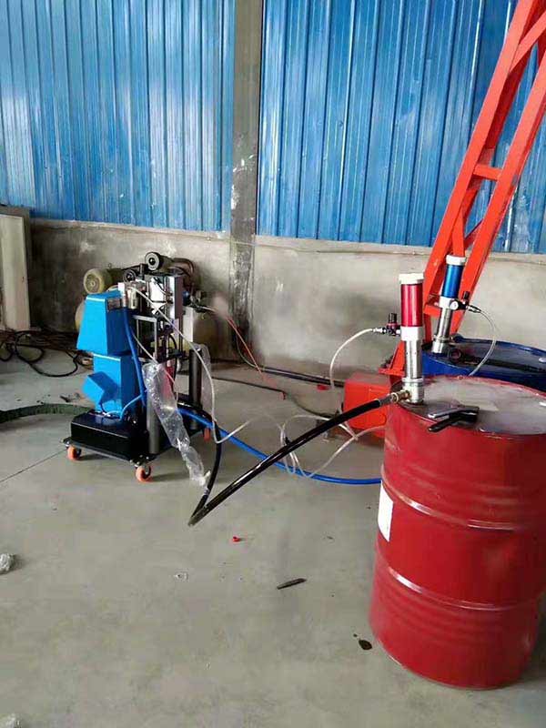 聚氨酯噴涂機設備保溫施工現場