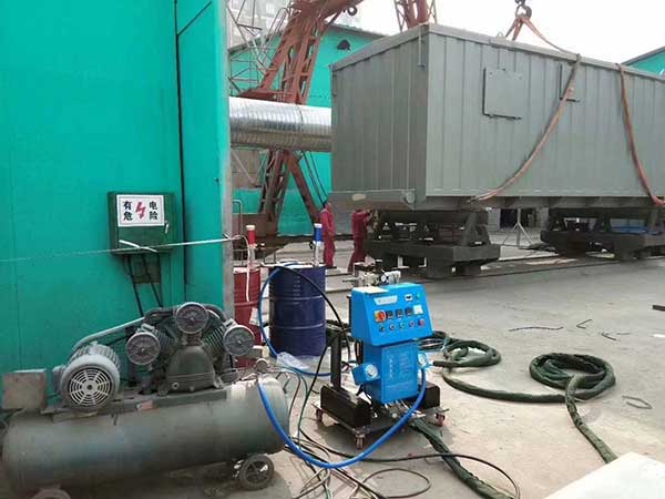Q2600聚氨酯發泡設備應用于集裝箱移動房保溫施工